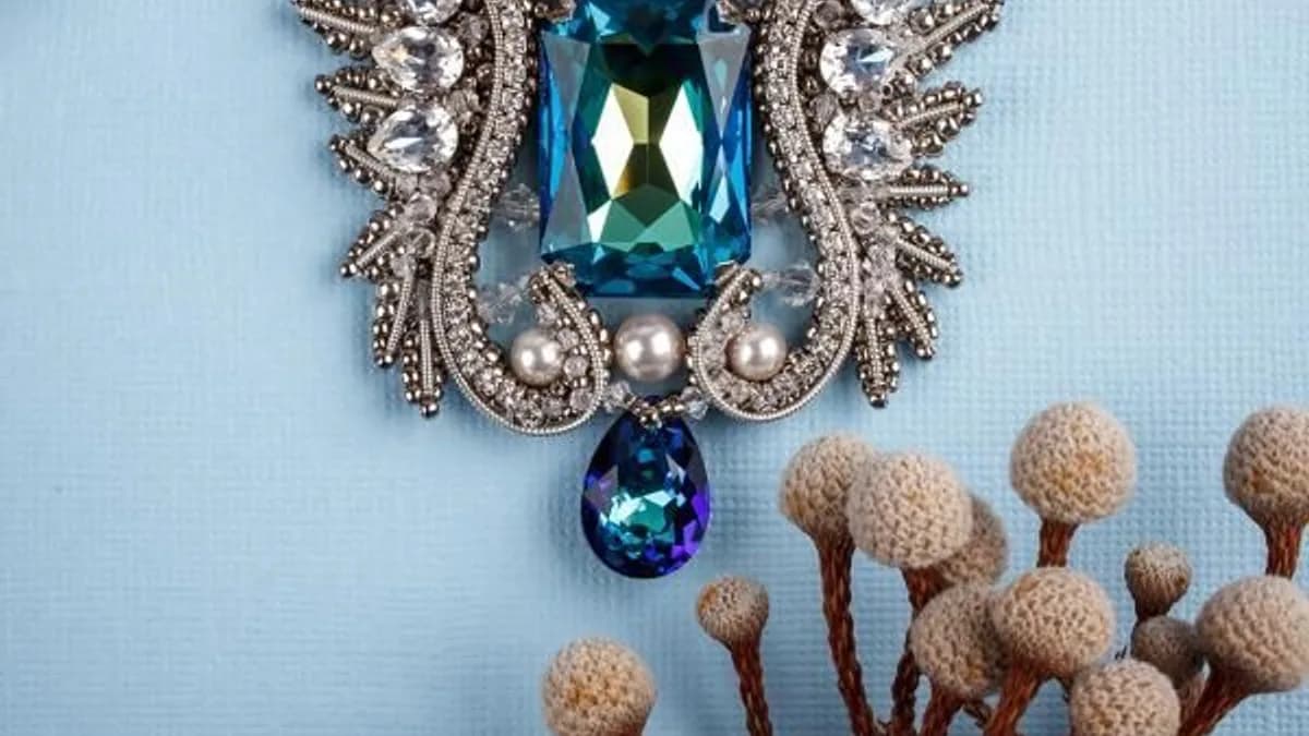 Обложка курса: Брошь с кристаллами Swarovski “Крылья” [Елена Кострикина]. Площадка: Складчик