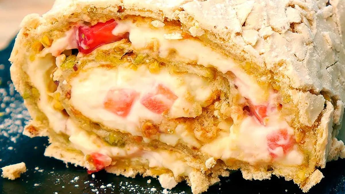 Обложка курса: [Pastry School] Меренговый рулет с фисташками и ягодами. Площадка: Складчина.biz